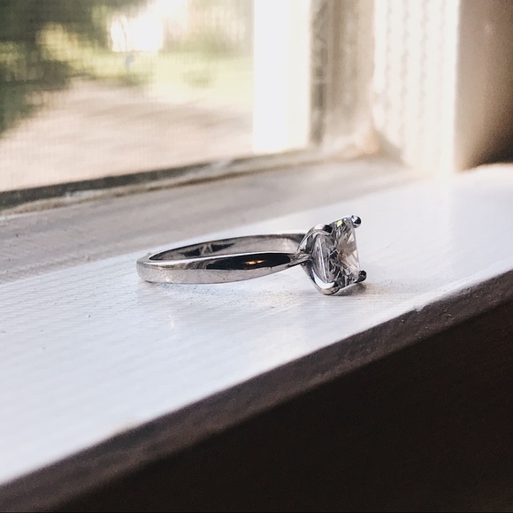 Sterling Silver Solitaire Princess Cut CZ Ring Sz8 - Picture 2 of 11